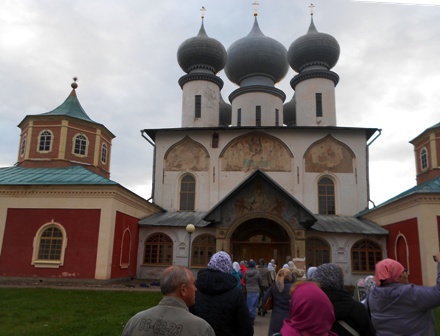 У стен Успенского собора Тихвинского монастыря У стен Успенского собора Тихвинского монастыря