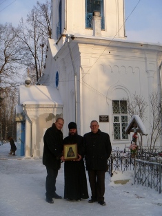 С иконой перед храмом С иконой перед храмом