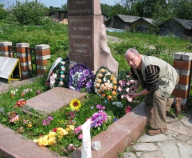 Александр Иванович Кулаков на могиле отца Александр Иванович Кулаков на могиле отца