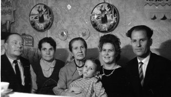 В доме Г.А.Лавровой. слева направо - брат Феодосий, сестра Александра, Глафира Александровна, семья Труфановых В доме Г.А.Лавровой. слева направо - брат Феодосий, сестра Александра, Глафира Александровна, семья Труфановых