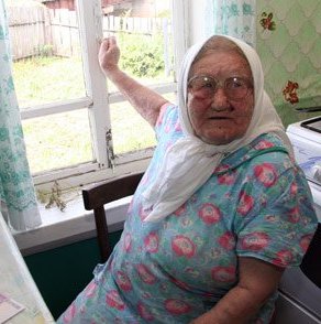 старушка у окна старушка у окна